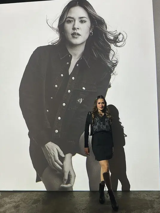 Raisa tampil serba hitam, dengan atasan vest logo CK, dipadukan inner lengan panjang dan rok pendeknya. Serta sepatu boots hitamnya. [@raisa6690]