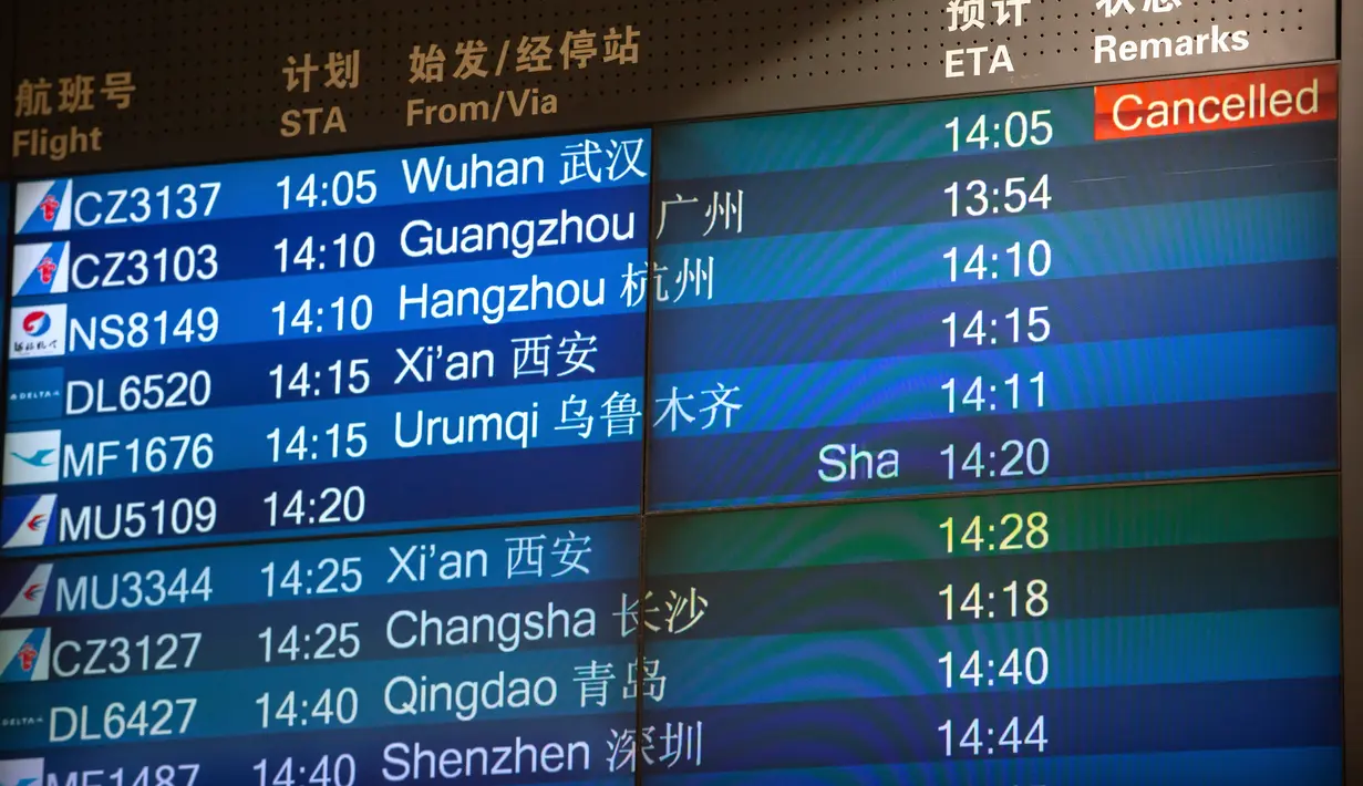 Sebuah papan informasi memperlihatkan jadwal penerbangan dari Wuhan yang dibatalkan di Bandara Internasional Ibu Kota Beijing pada Kamis (23/1/2020). Pemerintah China menghentikan semua penerbangan dan kereta api yang meninggalkan Wuhan, kota pusat penyebaran virus korona. (AP/Mark Schiefelbein)