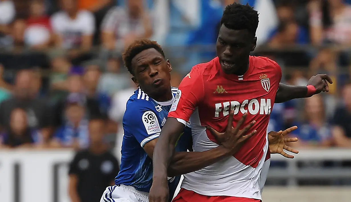 6. Benoit Badiashile (AS Monaco) - Benoit Badiashile merupakan pemain berbakat yang dimiliki AS Monaco saat ini. Awal musim ini, Benoit Badiashile sudah bermain selama 1.907 menit bersama Monaco.(AFP/Frederick Florin)
