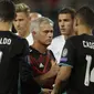 Pelatih Manchester United, Jose Mourinho, memberikan selamat kepada pemain Real Madrid usai laga Piala Super Eropa 2017 di Stadion Philip II Arena, Skopje, Selasa (8/8/2017). Manchester United takluk 1-2 dari Real Madrid. (AP/Thanassis Stavrakis)