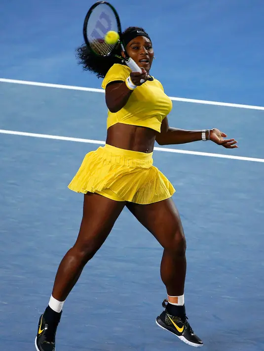 Petenis AS, Serena Williams berusaha mengembalikan bola pukulan Agnieszka Radwanska pada semifinal Australia Open 2016 di Melbourne Park (28/1/2016). Serena menang 6-0 6-4 atas Agnieszka. (REUTERS/Jason O'Brien)