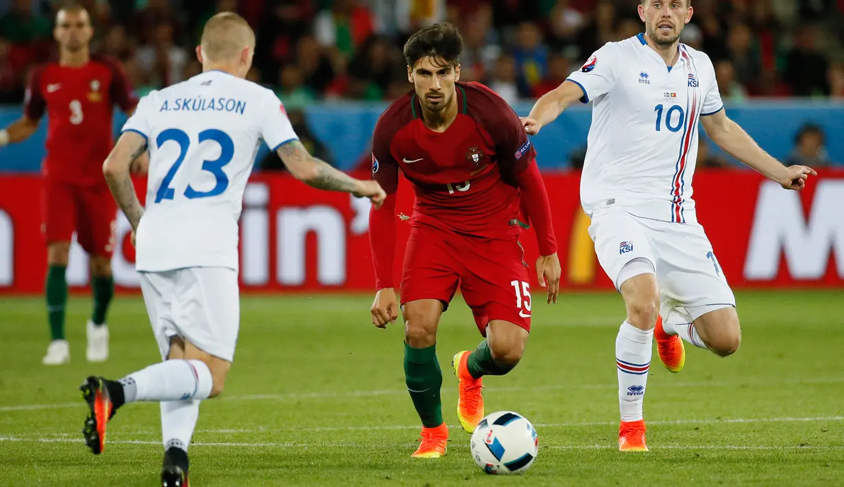 Gelandang Portugal, Andre Gomes (tengah) berusaha melewati gelandang Islandia, Gylfi Sigurdsson  pada laga Grup F Piala Eropa di Stade Geoffroy-Guichard, Prancis, Selasa (14/6). Islandia berhasil tahan imbang Portugal 1-1. (REUTERS/Robert Pratta)