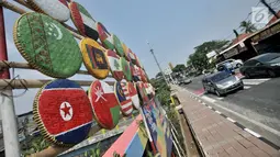 Instalasi berupa bendera negara-negara peserta Asian Games 2018 terlihat di Jalan Tanah Tinggi Barat, Jakarta, Minggu (15/7). Kelurahan Bungur juga memasang bendera 45 negara peserta Asian Games yang terbuat dari tampah. (Merdeka.com/Iqbal S. Nugroho)