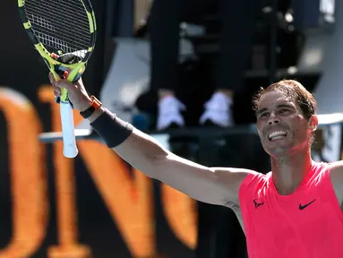 Petenis Rafael Nadal merayakan kemenangannya atas Hugo Dellien pada pertandingan tunggal putra putaran pertama kejuaraan tenis Australia Terbuka di Melbourne, Australia, Selasa (21/1/2020). Nadal mengalahkan Dellien dan melaju ke putaran kedua Australia Terbuka. (AP Photo/Lee Jin-man)