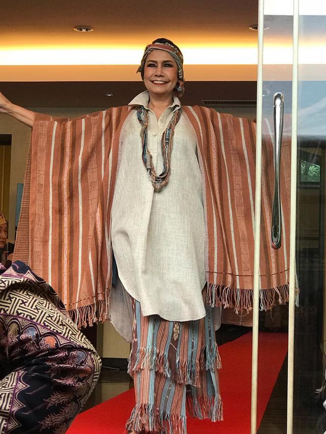 Lama Tak Muncul, Ini 6 Potret Terbaru Debby Sahertian yang Fokus di Dunia Fashion