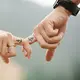 Mulai dari menjaga ruang pribadi hingga menghindari perhatian berlebihan, ada berbagai pertimbangan di balik keputusan memperkenalkan pasangan secara perlahan. (Foto/Dok: Pexels)