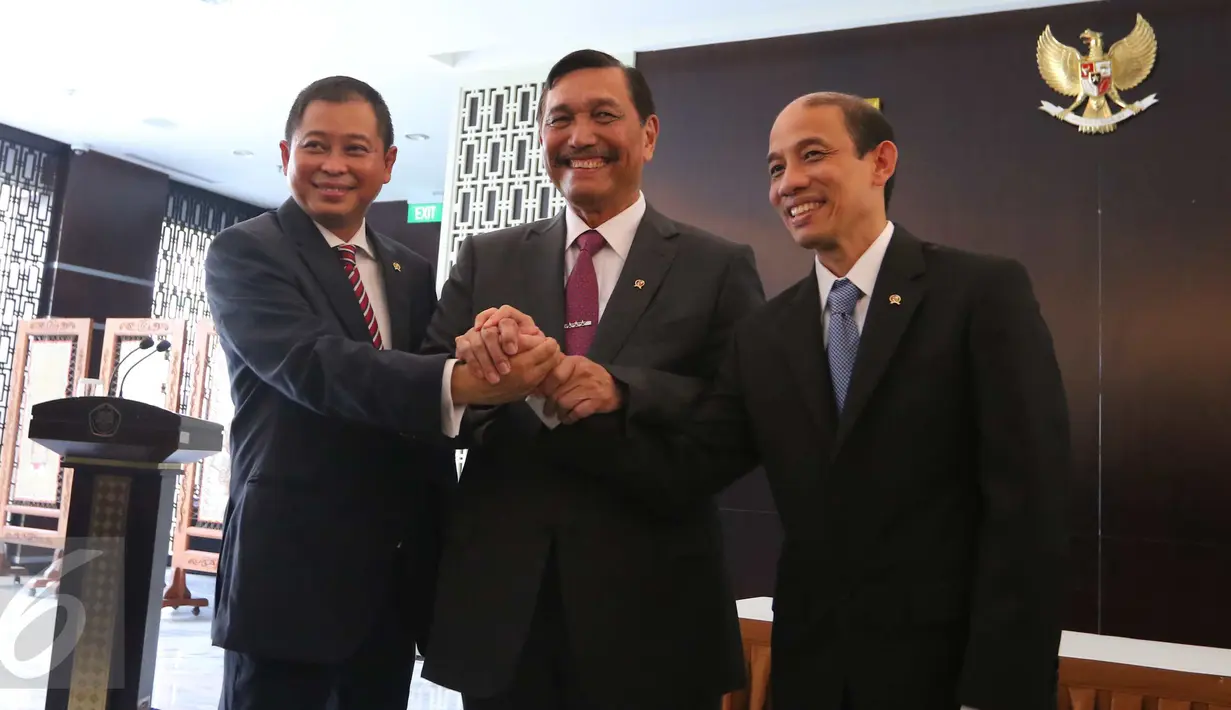 Ignasius Jonan, Luhut Panjaitan dan Archanda Tahar melakukan salam komando usai serah terima jabatan (sertijab) dari Plt Menteri ESDM ke Menteri dan Wakil Menteri ESDM yang baru di Kementerian ESDM, Jakarta, Senin (17/10). (Liputan6.com/Angga Yuniar)