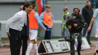 Pelatih Lazio, Simone Inzaghi mengintruksikan para pemainnya saat bertanding melawan AC Milan pada lanjutan Liga Serie A Italia di stadion Olimpiade Roma, (10/9). Lazio menang atas AC Milan 4-1. (AP Photo/Alessandra Tarantino)