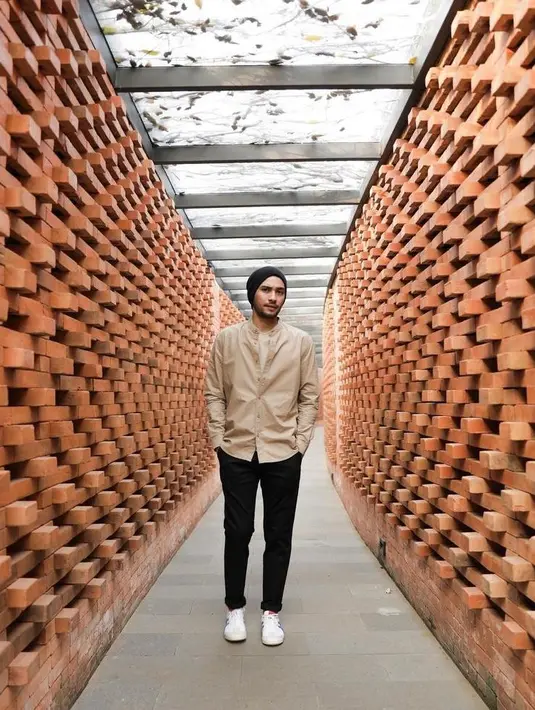 Simple dan nyaman, gaya casual pemeran Wedding Agreement bisa kamu tiru untuk outfit ke kantor atau hangout. Padukan kemeja dengan detail band collar dengan t-shirt dan celana panjang.  (Instagram/refalhady).
