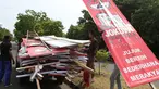 Dalam masa tenang kampanye, sejumlah atribut partai pun masih terpasang tim gabungan pun diturunkan untuk membesihkan.