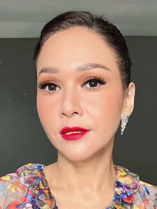 Lipstik merah Maia Estianty membuat wajahnya tampil lebih awet muda. Dengan blush on tipis dan eyeshadow jingganya. [@bumiauw]