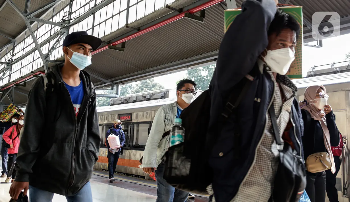 Pemudik tiba di Stasiun Senen, Jakarta, Minggu (23/5/2021). Dari 27.160 warga sebanyak 17.623 orang merupakan warga Jakarta atau ber-KTP Jakarta yang selama libur Lebaran kembali ke kampung masing-masing, sementara 9.537 merupakan warga non DKI Jakarta atau pendatang baru. (Liputan6.com/Johan Tallo)