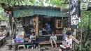 Anak-anak saat membaca buku di perpustakaan Bale Buku Meleduk (Membaca Literasi Dukuh) 75 di Jalan Dukuh V, Kelurahan Dukuh, Kecamatan Kramat Jati, Jakarta Timur, Rabu (24/8/2022). Bale Buku Meleduk 75 dibuka untuk siapa saja yang ingin membaca, mulai pukul 08.00-18.00 WIB. (merdeka.com/Iqbal S. Nugroho)