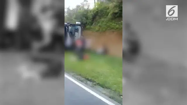 Kecelakaan maut terjadi di Tanjakan Emen, Ciater, Subang, Jawa Barat menyebabkan banyak korban meninggal dunia. Saksi menyebutkan, jumlah korban mencapai puluhan orang dan kemungkinan bertambah