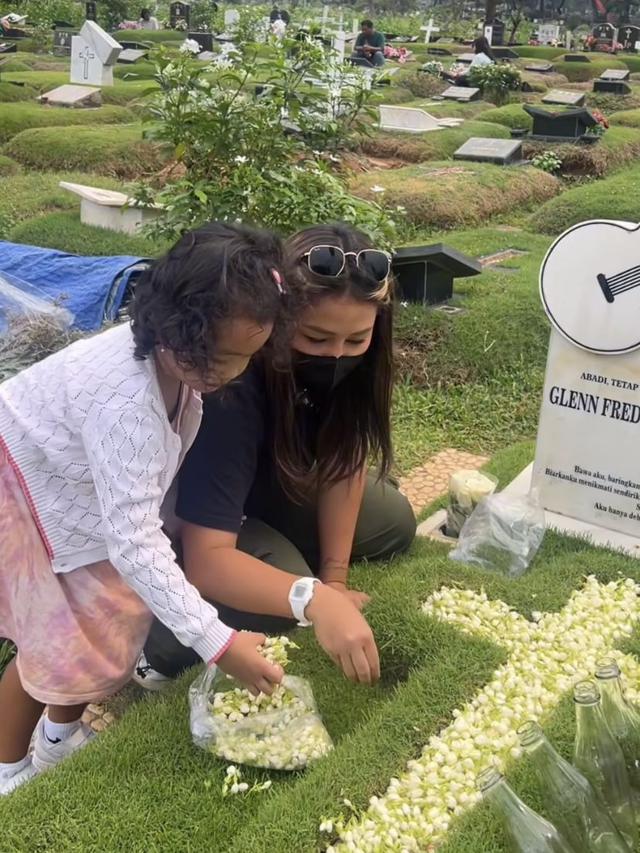 Jelang Tahun Baru, Ini 7 Momen Mutia Ayu dan Gewa Ziarah ke Makam Glenn Fredly