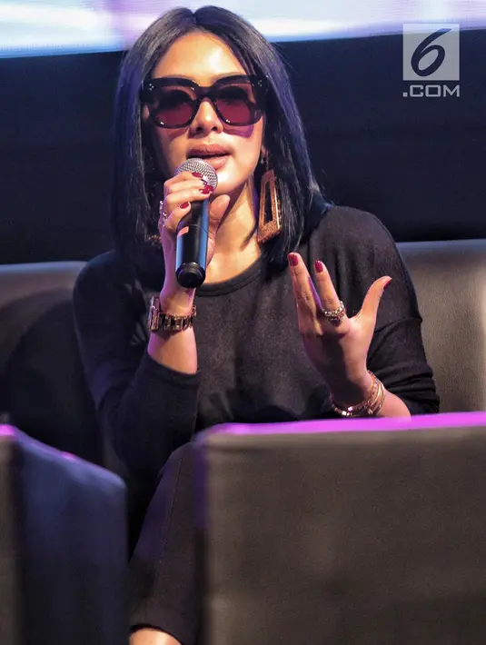 Penyanyi Syahrini memberi keterangan konser bertema "10 Tahun Jambul Khatulistiwa Journey of Syahrini" di Jakarta, Selasa (28/8). Syahrini akan menggelar konsernya pada 20 September 2018. (Liputan6.com/Faizal Fanani)