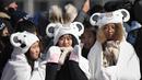 Sejumlah penonton wanita mengenakan atribut unik ketika menyaksikan cabang snowboard putri pada Olimpiade Musim Dingin 2018 di PyeongChang, Korea Selatan, Senin (12/2). Olimpiade PyeongChang berlangsung hingga 25 Februari mendatang. (OIC VENANCE/AFP)