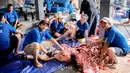 Dalam postingan Instagram pada 9 Juli 2022, Ayu Ting Ting mengunggah beberapa foto. Dia bersama keluarganya terlihat asyik memotong daging. (Instagram/ayutingting92)