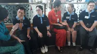 Garuda Indonesia ajak anak down sindrome, untuk menyapa calon penumpang di Terminal 3 Bandara Internasional Soekarno Hatta, Selasa (22/7/2019).