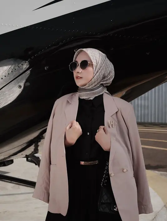 Nisa Cookie aktif di Instagram @nisacookie. Saat ini perempuan yang memiliki nama asli Khaerunnisa ini sudah memiliki 936 ribu followers. Foto-foto Nisa Cookie selalu berhasil jadi inspirasi seperti saat ia bergaya elegan dengan mengenakan jas. (Liputan6.com/IG/@nisacookie)