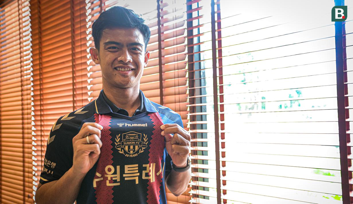 <p>Pratama Arhan berpose di depan fotografer setelah perkenalan pemain baru Suwon FC yang berlangsung di Hotel Sultan, Jakarta, Kamis (15/02/2024) WIB. (Bola.com/Bagaskara Lazuardi)</p>