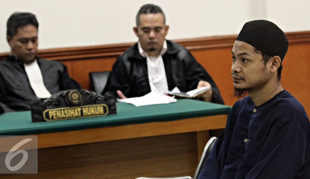 Salah seorang tersangka menjalani sidang perdana kasus dugaan terorisme di Pengadilan Negeri Jakarta Barat, Senin (12/10/2015). Sebanyak delapan simpatisan diduga terkait dengan organisasi radikal  ISIS. (Liputan6.com/Immanuel Antonius)