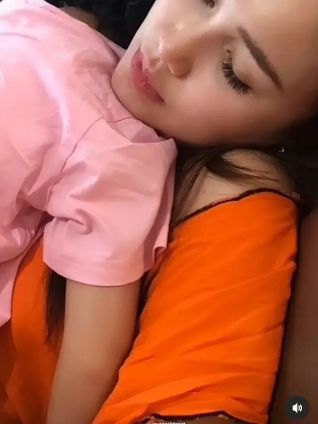 Bilqis tidur dipelukan Ayu Ting Ting. [Foto: Instagram/ayutingtiing9.2]