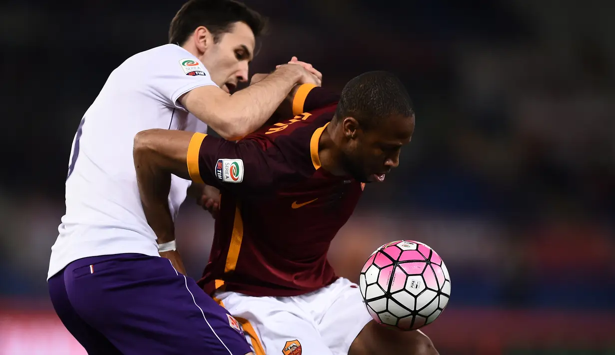Pemain AS Roma, Seydou Keita (kanan), berebut bola dengan pemain Fiorentina, Milan Badelj, pada laga Serie A Italia di Stadion Olimpico, Roma, Sabtu (5/3/2016) dini hari WIB. (AFP/Filippo Monteforte)