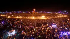 Puluhan ribu orang menyemut di malam festival seni dan musik tahunan Burning Man di Black Rock Desert, Nevada, AS (3/9). Diperkirakan 70.000 orang dari seluruh dunia berkumpul di sini. (REUTERS / Jim Urquhart)