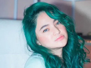Rambut hijau emerald Marshanda terlihat begitu mencuri perhatian berkat warnanya yang terang dan segar. Ia tampil memukau dalam sesi pemotretan dengan gaya playful yang penuh percaya diri. Banyak yang memuji perubahan ini dan menyebut Marshanda terlihat semakin menawan. (Liputan6.com/IG/@marshanda99)