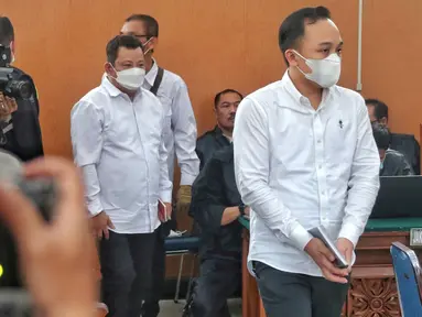 Terdakwa kasus pembunuhan Brigadir Nopriansyah Yosua Hutabarat atau Brigadir J, Ricky Rizal (depan) dan Kuat Maruf bersiap menjalani sidang lanjutan dengan agenda mendengarkan keterangan saksi di Pengadilan Negeri Jakarta Selatan, Rabu (2/11/2022). Sejumlah kerabat dan keluarga Brigadir J dihadirkan untuk bersaksi di persidangan Ricky Rizal dan Kuat Ma'ruf. (Liputan6.com/Angga Yuniar)
