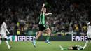Sayangnya, skor 1-0 dengan keunggulan Real Madrid pupus saat laga memasuki menit injury time. Hector Bellerin sukses menjebol gawang Los Blancos pada menit ke-90+4. (AFP/Cristina Quicler)