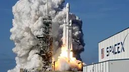 Roket terkuat di dunia milik SpaceX, Falcon Heavy lepas landas di Kennedy Space Center di Florida (6/2). Roket Falcon Heavy meluncur ke antariksa membawa Tesla Roadster milik bos SpaceX, Elon Musk, menuju orbit terdekat planet Mars.(AP Photo / John Raoux)