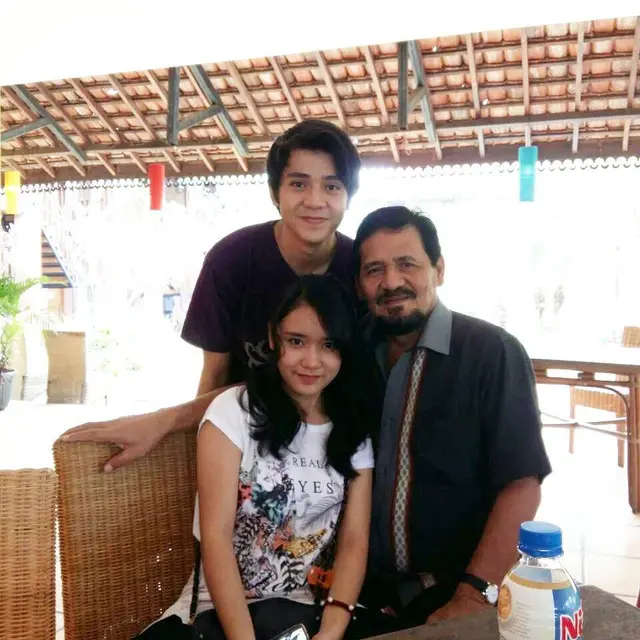 Ayahanda Meninggal Dunia, Ini 6 Potret Kenangan Arbani Yasiz Bersama Mendiang