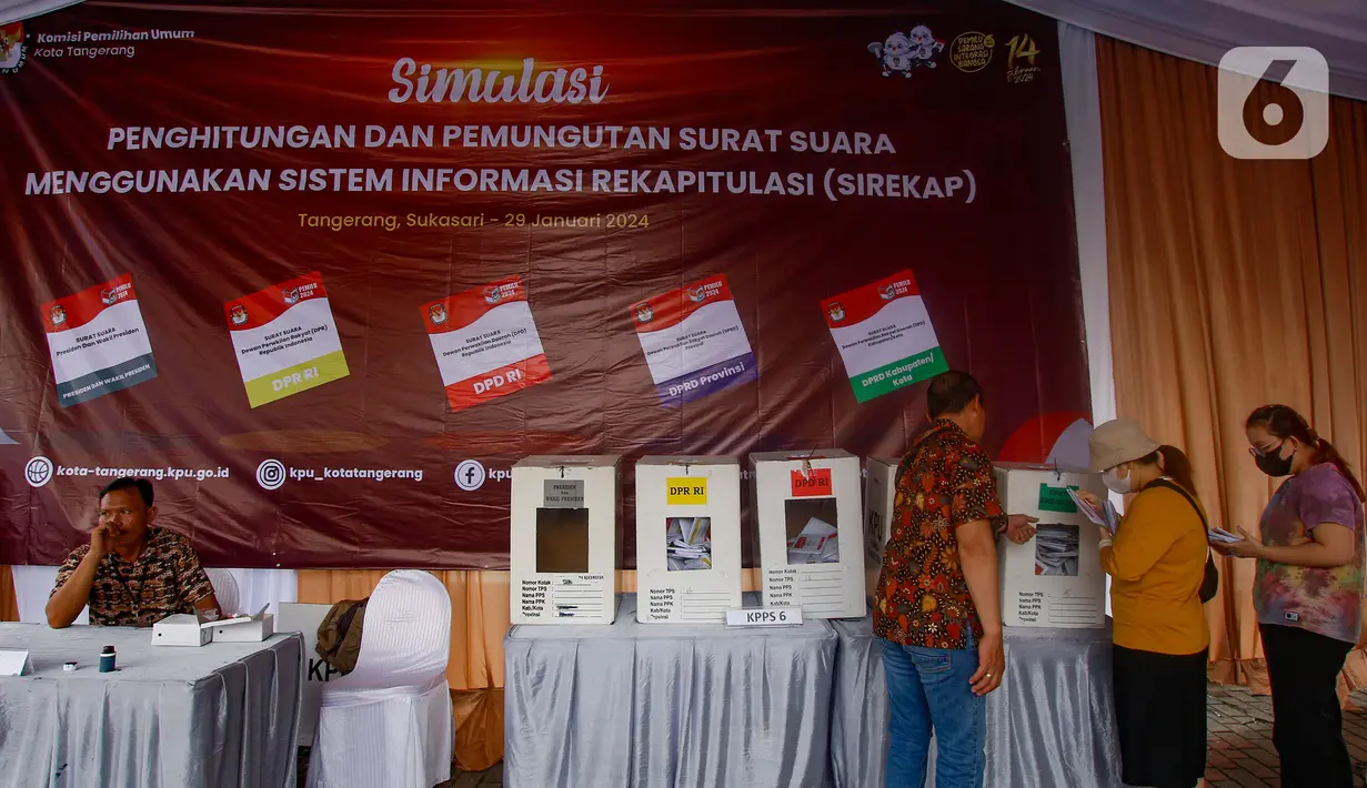 Sejumlah warga mengikuti simulasi pelaksanaan pemungutan suara Pemilu 2024 di TPS 16 Sukarasa, Tangerang, Banten, Senin (29/1/2024). (merdeka.com/Arie Basuki)