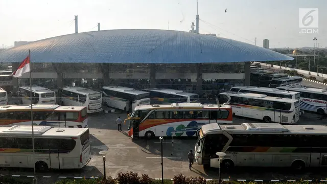 H-8 Lebaran, Pemudik Mulai Padati Terminal Pulogebang