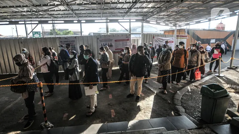 Pemeriksaan STRP Penumpang KRL di Stasiun Bekasi