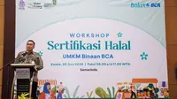 Kepala KCU BCA Samarinda, Ade Bachtiar saat memberikan sambutan dalam workshop sertifikat halal UMKM binaan BCA di Samarinda, pada Kamis (20/6/2024).