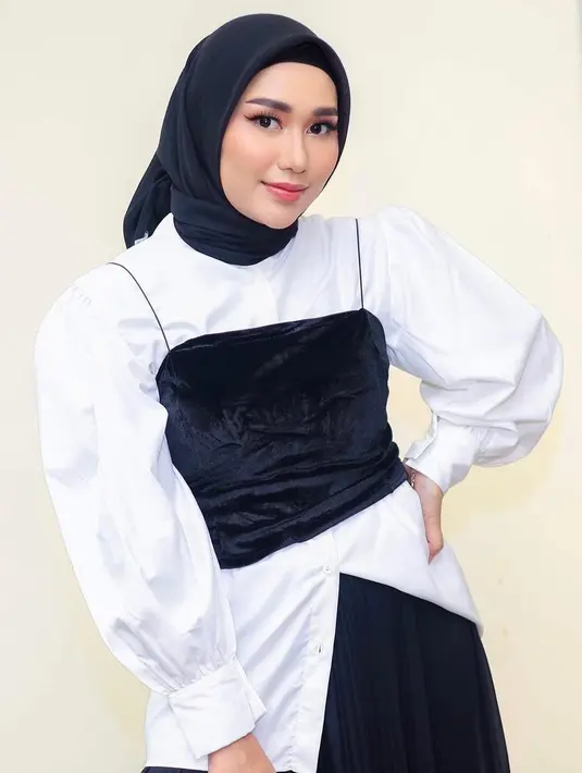 Paduan warna monokrom ciptakan kesan minimalis yang tak lekang oleh waktu. [Foto: Instagram/ Septia Siregar]