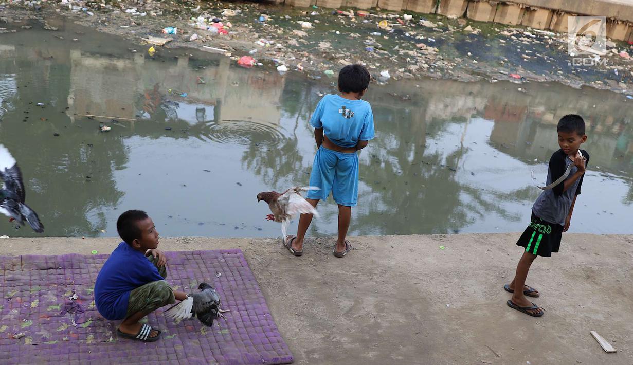 FOTO Tunggu Waktu Buka Puasa Anak Anak Ini Main Di Bantaran