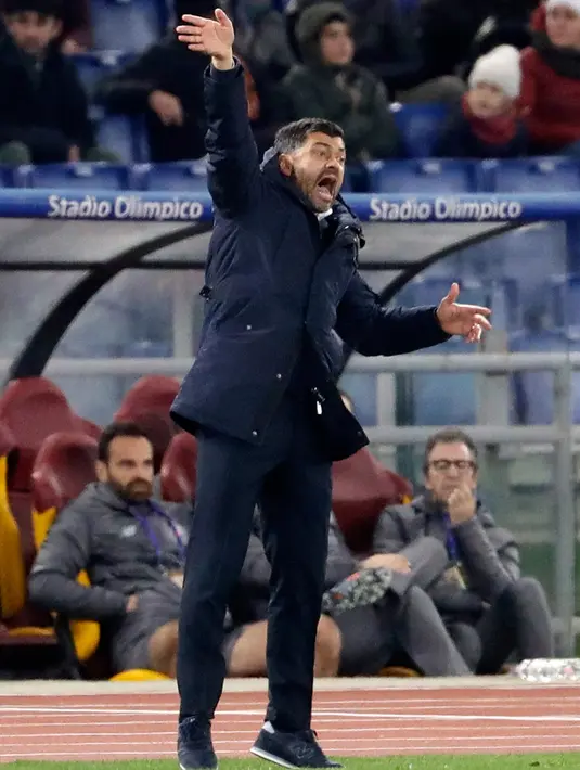 Pelatih FC Porto Sergio Conceicao memberikan instruksi kepada para pemainnya saat melawan AS Roma pada babak 16 besar Liga Champions di Stadion Olimpico, Roma, Italia, Selasa (12/2). AS Roma menang 2-1. (AP Photo/Andrew Medichini)