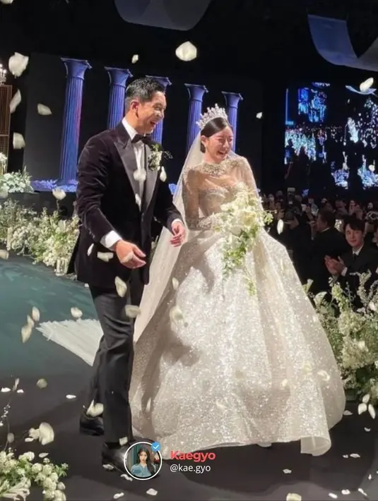 <p>Lee Seung Gi dan Lee Da In resmi menikah hari ini. Dalam beberapa foto yang tersebar di media sosial, keduanya mengenakan 2 outfit berbeda dalam rangkaian acara pernikahan mereka. Foto: Instagram.</p>