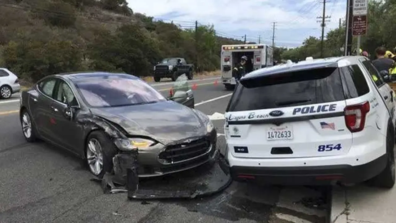 Kecelakaan mobil listrik Tesla akibat fitur Autopiliot yang belum mumpuni (Guardian)