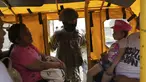 Seorang tentara mengintip ke dalam transportasi umum pada pemeriksaan keamanan yang ditempatkan oleh tentara di Duran, di seberang jembatan dari Guayaquil, Ekuador, Senin, 14 Agustus 2023. (AP Photo/Martin Mejia)