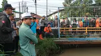 Bupati Bandung, Dadang Supriatna meninjau lokasi banjir di Jalan Raya Laswi, Kampung Cidawolong, Desa Biru, Kecamatan Majalaya, Kabupaten Bandung pada Selasa, 4 Maret 2025. (Dok. Pemkab Bandung)