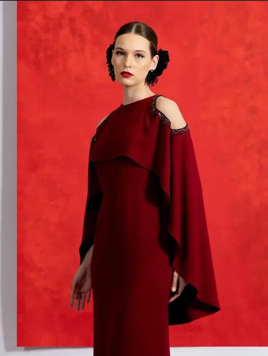 Membutuhkan sesuatu yang simple dan elegan untuk merayakan Hari Raya Imlek 2022, bis pilih see-through-shoulder dress warna merah maroon dari koleksi Sebastian Gunawan. (Instagram/sebastianred).