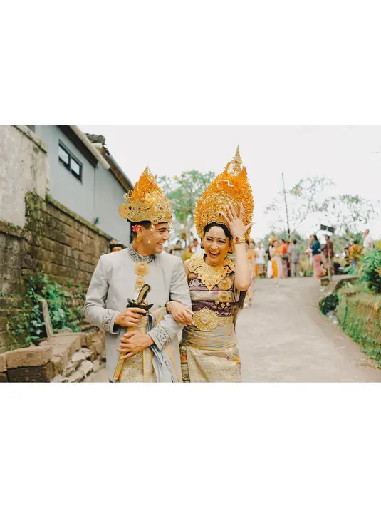 Indra sendiri nampak gagah dengan beskap abu-abu dan kain tenun yang senada [@govindarumiandfriends]