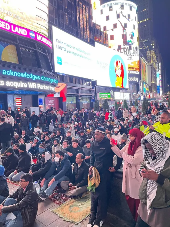 Viral, Umat Muslim di New York Gelar Buka Puasa dan Shalat Tarawih di Times Square
