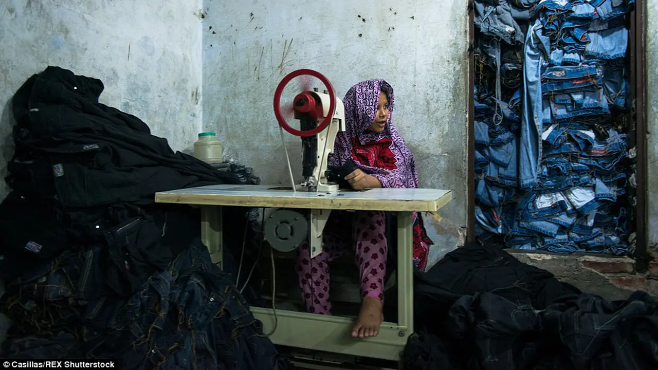 Bekerja di pabrik