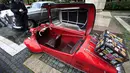 Tampilan dalam Messerschmitt KR200 yang dipamerkan pada pameran mobil antik ke-3 di Bucharest, Rumania (12/4/2014), masih terlihat orisinil. (REUTERS/Radu Sigheti)